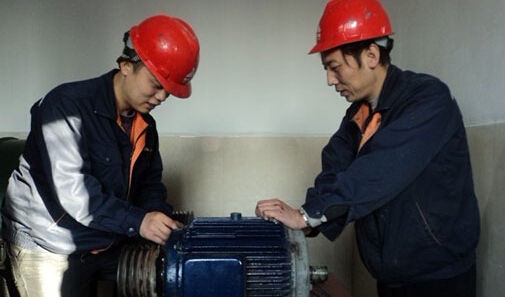 木材粉碎機(jī)的工人正在為電機(jī)進(jìn)行保養(yǎng)